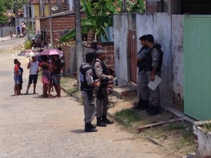Polícia isolou local do crime, no bairro de Valentina Foto: Walter Paparazzo)