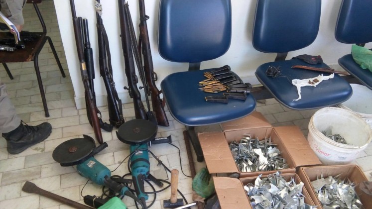 Armas de grosso calibre foram encontradas dentro de caminhão-pipa, no Agreste da Paraíba (Foto: Divulgação/10ª Batalhão de Polícia Militar da Paraíba)