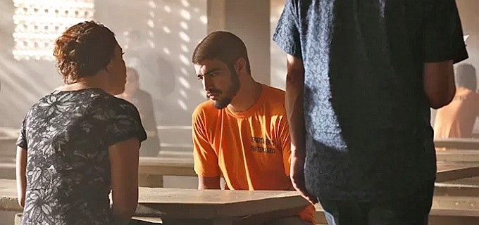 Grego (Caio Castro) com Fabíula Nascimento em cena de prisão em I Love Paraisópolis