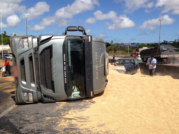 Carreta tombou e material que ela carregava atingiu outro veículo (Foto: Walter Paparazzo)