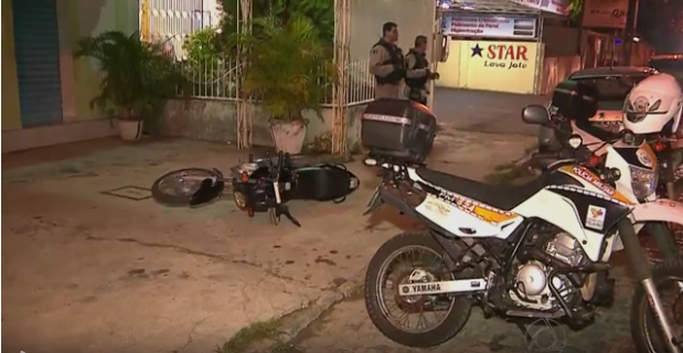 Irmãos estavam em uma moto quando foram atingidos por tiros