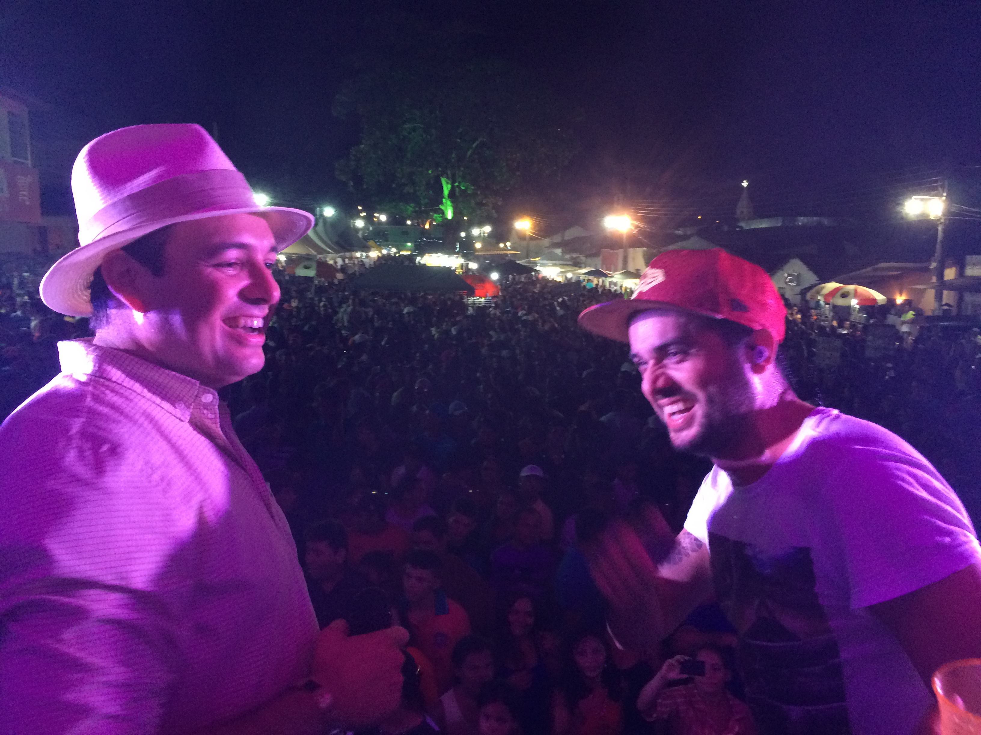 Prefeito João Ribeiro ao lado de Ramon Schnayder, uma das atrações da festa (Foto: Divulgação)