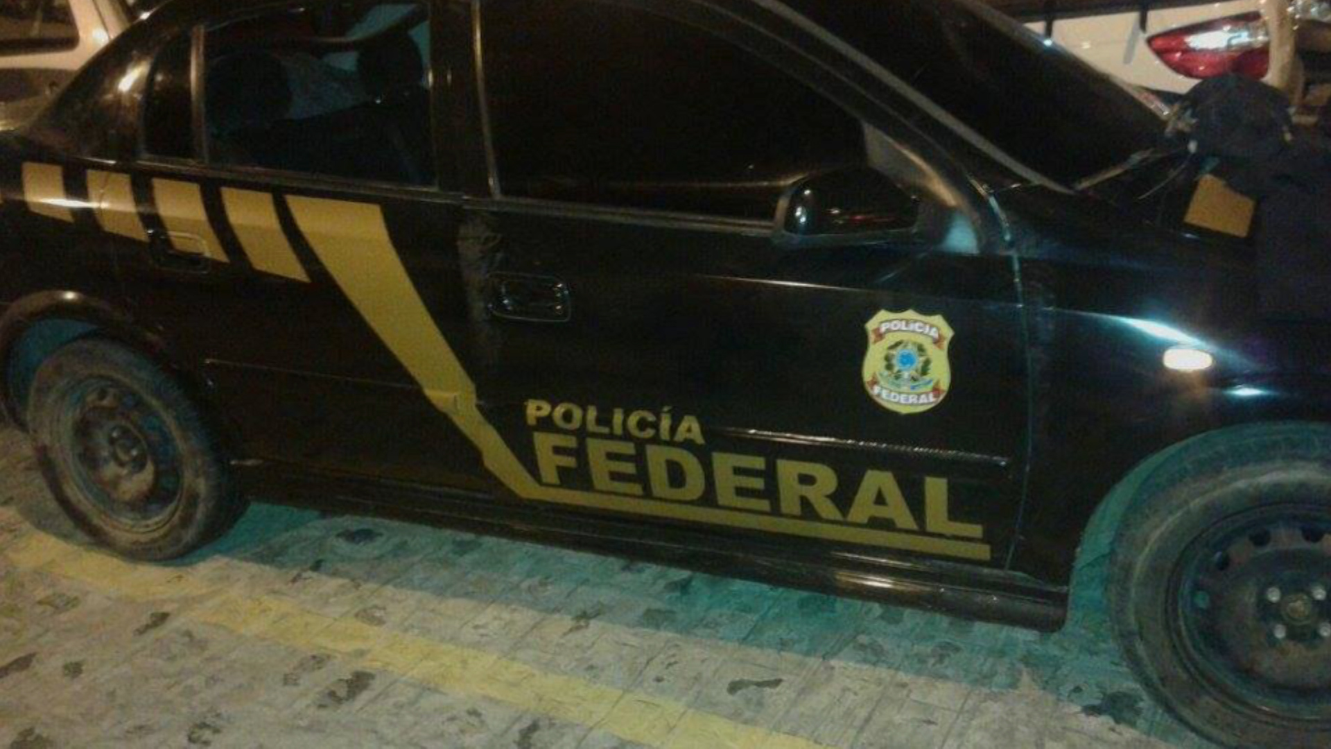 Polícia Militar encontrou carro abandonado com adesivos falsificados da Polícia Federal (Foto: Reprodução/TV Paraíba)