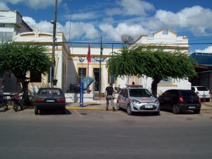Adolescente foi levado para a delegacia com o material apreendido