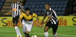 Bruno Lopes, que interessa ao Santos, em ação pelo Criciúma em duelo contra o Atlético-MG