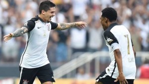 Fagner brilhou em vitória do Corinthians