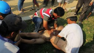 Homens tentam salvar um dos meninos (Foto: AFP PHOTO / STR)