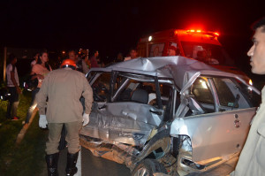 Carro ficou parcialmente destruído após ser atingido por uma carreta (Foto: Ângelo Lima/Arquivo Pessoal)