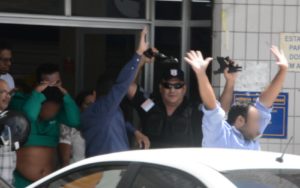 Suspeitos de assalto a agência dos Correios de Cruz das Armas, em João Pessoa, se entregam e reféns são liberados (Foto: Reprodução)