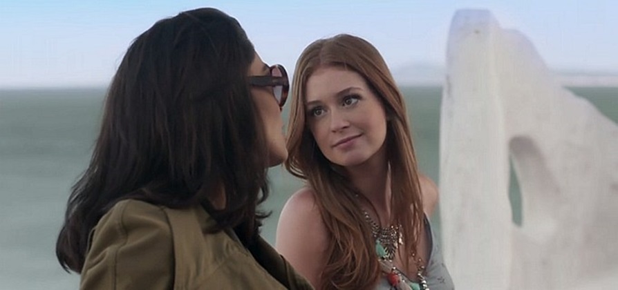 Juliana Paes (Carolina) e Marina Ruy Barbosa (Eliza) em cena de Totalmente Demais
