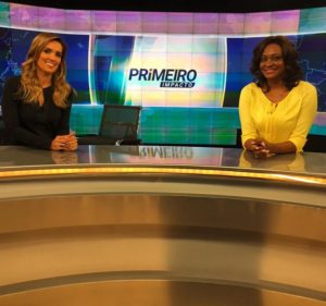 Karyn Bravo e Joyce Ribeiro no cenário do Primeiro Impacto, telejornal do SBT