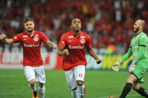 Colorado se recuperou de primeiro tempo ruim para chegar à 3ª posição do Gauchão (Foto: Fabiano do Amaral)
