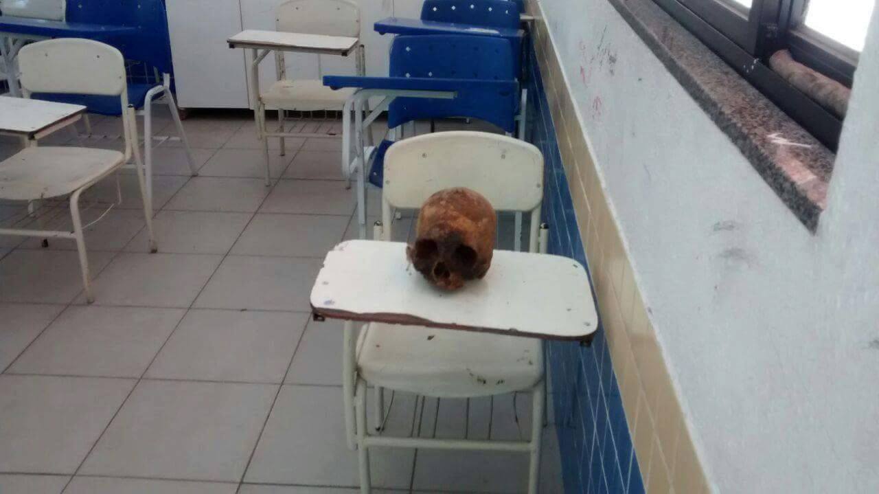 Crânio foi encontrado na carteira de uma escola (Foto: Blog do Eduander Silva)