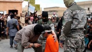 Homem levou uma facada no peito antes de ser morto (Foto: Reprodução / Twitter / Raqqa_SL)