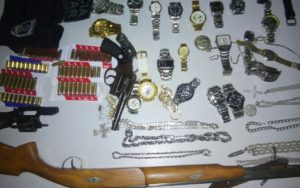 Armas e joias apreendidas na casa dos suspeitos (Foto: Volney Andrade)