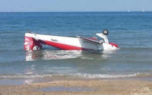 Um dos aviões caiu no mar (Foto: AP)