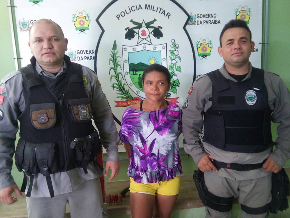 Mulher foi detida com drogas, armas e munições (Foto: Divulgação)