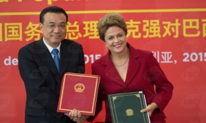 O governador do Rio, Luiz Fernando Pezão, e o primeiro-ministro da China, Li Keqiang, conheceram os vagões de metrô comprados dos chineses (Foto: Tomaz Silva/Agência Brasil)