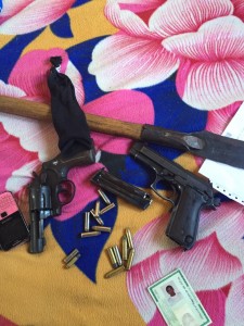 Armas foram encontradas em residência, em Guarabira (Foto: Walber Virgulino)