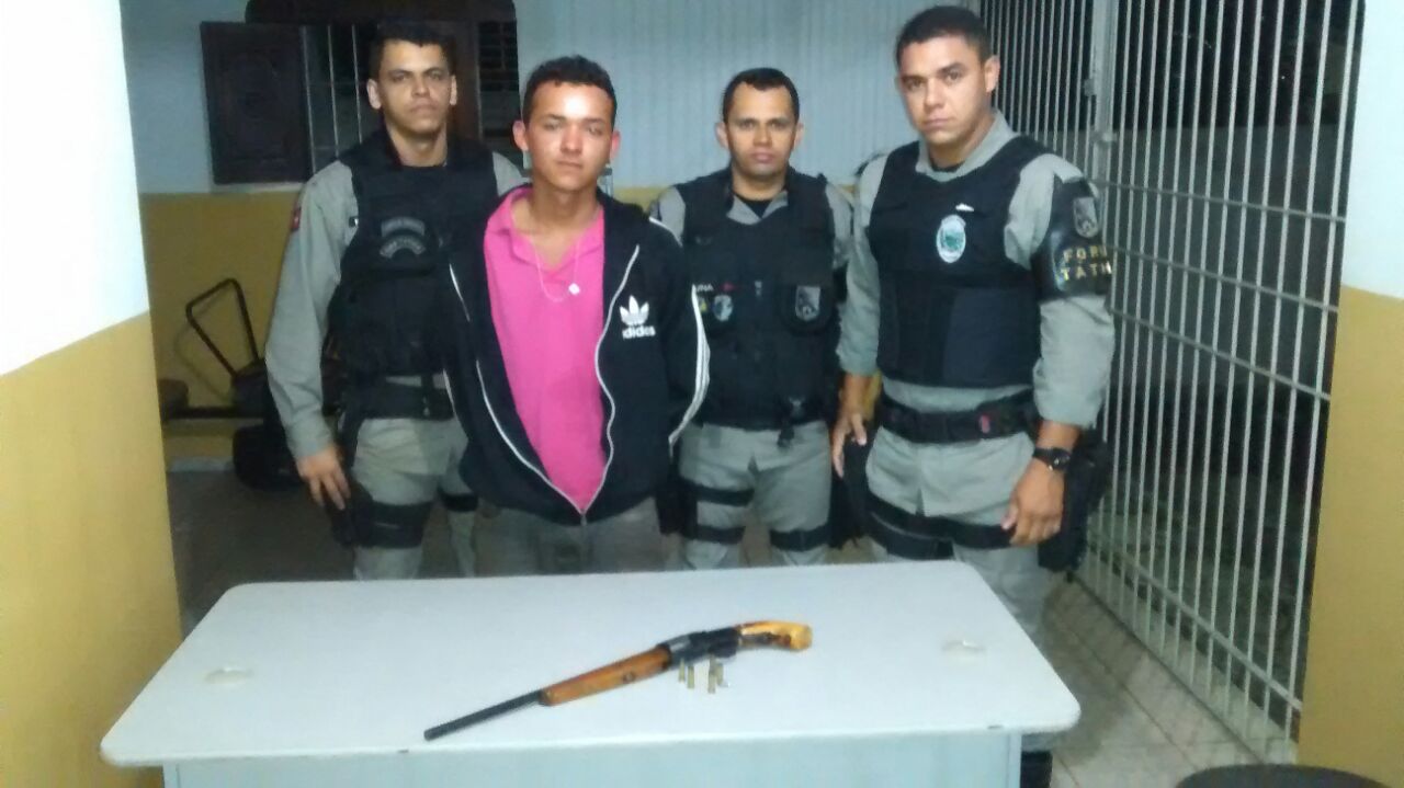 A arma foi apreendida e o homem detido (Foto: Divulgação/PM)