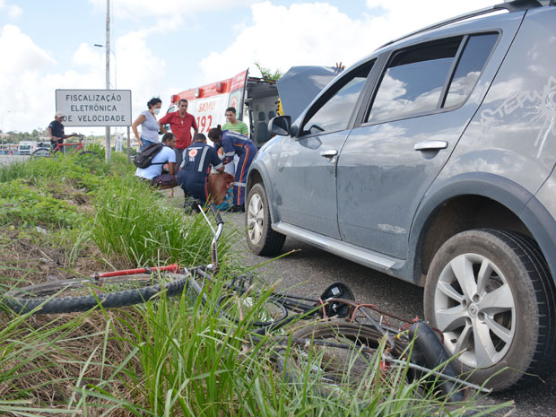 Ciclista foi atendido no local pelo Samu e encaminhado para o Hospital de Trauma de João Pessoa (Foto: Walter Paparazzo) 