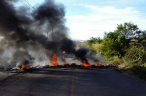 Moradores bloquearam a pista queimando madeiras e pneus (Foto: Manchete PB)