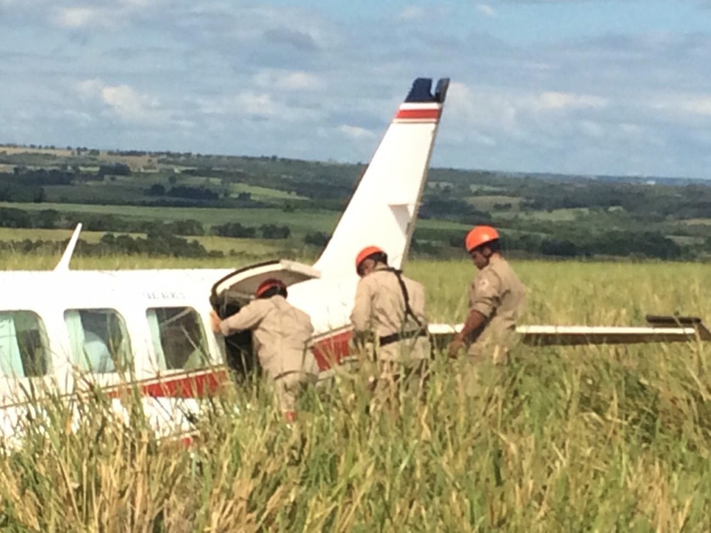 Bombeiros durante resgate em avião com Angélica e Luciano Huck (Foto: Divulgação/Corpo de Bombeiros)