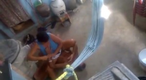 Imagens mostram homem amarrado e sendo forçado a tomar um líquido (Foto: Reprodução/Youtube)