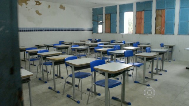 Suspeitos estavam armados e invadiram a escola por uma das janelas da instituição (Foto: Reprodução/TV Cabo Branco)