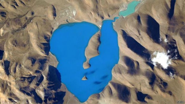 Foto do lago Cuo Womo, tirada a 400 quilômetros de altura (Foto: Nasa)