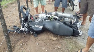 Motocicleta ficou destruída após a colisão (Foto: Reprodução/Whatsaap)