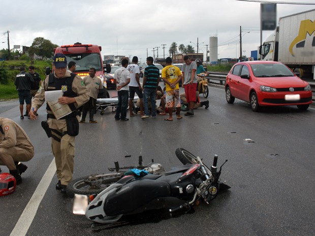 Carona da moto e homem que foi atropelado ficaram feridos (Foto: Walter Paparazzo)