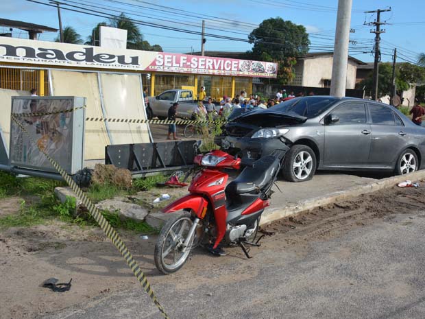 Acidente entre moto e carro aconteceu na BR-230, em Cabedelo, na Paraíba (Foto: Walter Paparazzo)