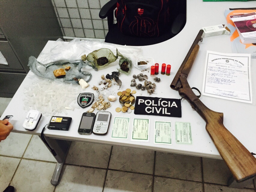 Material apreendido pela polícia durante a operação 'Lobo Mau' (Foto: Walber Virgulino)