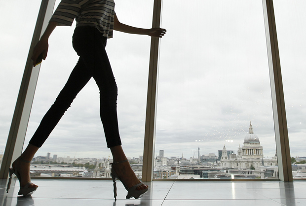 Foto de 2012 mostra modelo usando calça skinny durante desfile da Semana de Moda de Londres; calças apertadas podem levar a problemas de saúde (Foto: AP Photo/Alastair Grant, File)