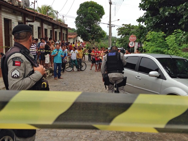 Homem foi encontrado morto dentro de carro (Foto: Walter Paparazzo)