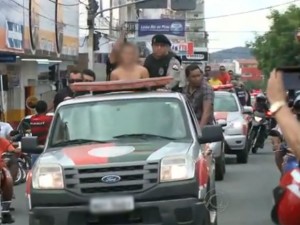 Polícia Militar desfilou em carro aberto com suspeitos, entre eles dois adolescentes, em Patos (Foto: Reprodução/TV Paraíba)