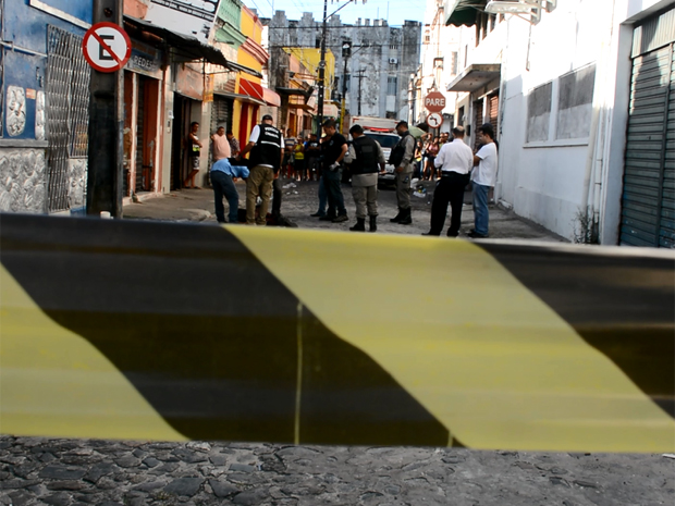 Polícias estiveram no local e realizaram as perícias no corpo, em João Pessoa (Foto: Walter Paparazzo)