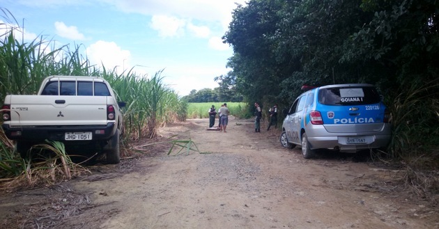 Mulheres mulheres foram encontradas em estrada de terra em Goiania, há 200 metros da BR-101 (Foto: Divulgação)
