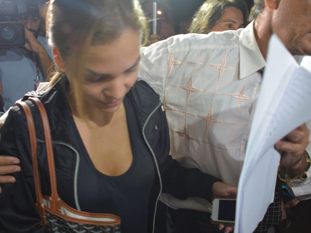 Ex-primeira dama e jornalista Pâmela Bório deixa a Delegacia de Homicídios em João Pessoa, acompanhada do advogado na noite desta segunda-feira (9) (Foto: Walter Paparazzo)