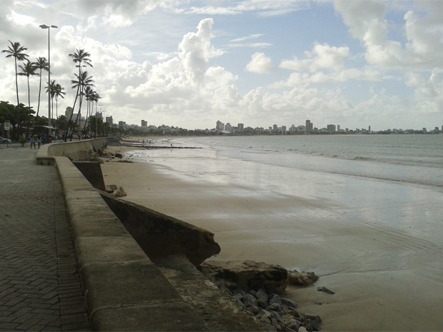 Praia de Manaíra, em João Pessoa, está imprópria para o banho (Foto: Krystine Carneiro)