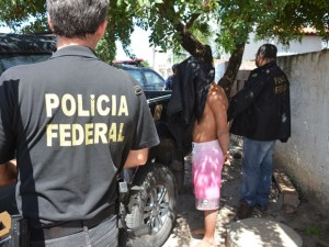 Um homem foi detido dentro da casa onde estava sendo construído o túnel, em João Pessoa (Foto: Walter Paparazzo)