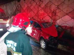 Bombeiros retiraram jovem das ferragens (Foto: Reprodução/Whatsapp)