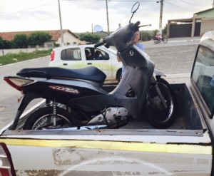 Moto apreendida pela polícia (Foto: Walber Virgulino)