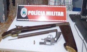 Armas apreendidas com os suspeitos (Foto: Divulgação)