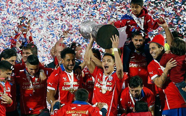 Sánchez ergue o troféu de campeão da Copa América (Foto: Andre Penner/AP Photo)