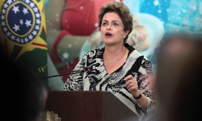 Dilma desce rampa acompanhada do vice-presidente, Michel Temer e ministros. (Foto:  Jorge William/Agência O Globo)