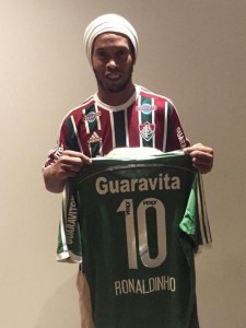 Ronaldinho assinou até o fim de 2016