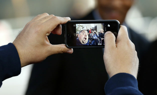 Selfie tirada pelo ator Gabriel Iglesias poderá ser usada em breve para pagar compras com cartão de crédito (Foto: Reuters)