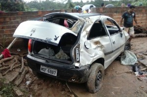 Veículo ficou totalmente destruído (Foto: Reprodução/WhatsApp)
